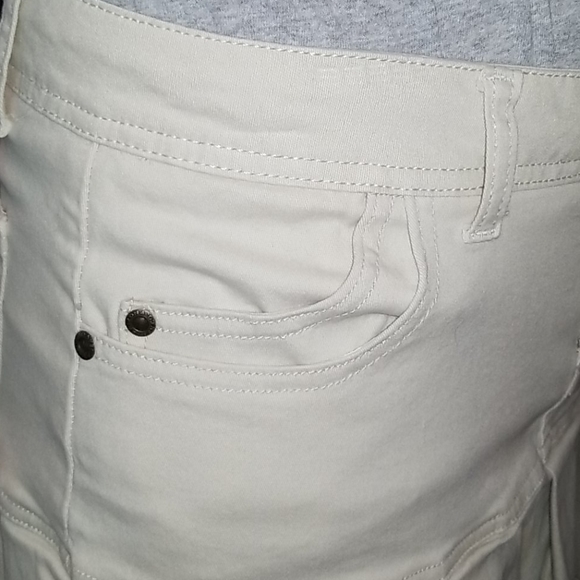 Stretchy, pleated, kahki, denim skirt. Girls 16 - Picture 5 of 10